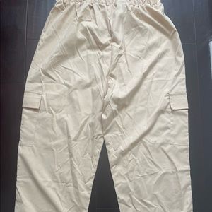 tan cargo pants in a size xL in womens.